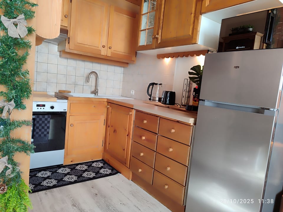  Lave vaisselle, micro-onde, Bouilloire,Machine à café , grille pain,,