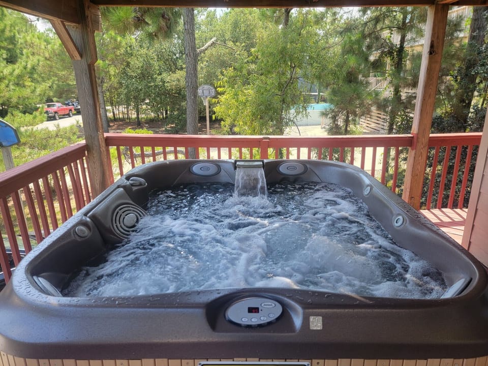 Hot tub available from Memorial Day to Labor Day