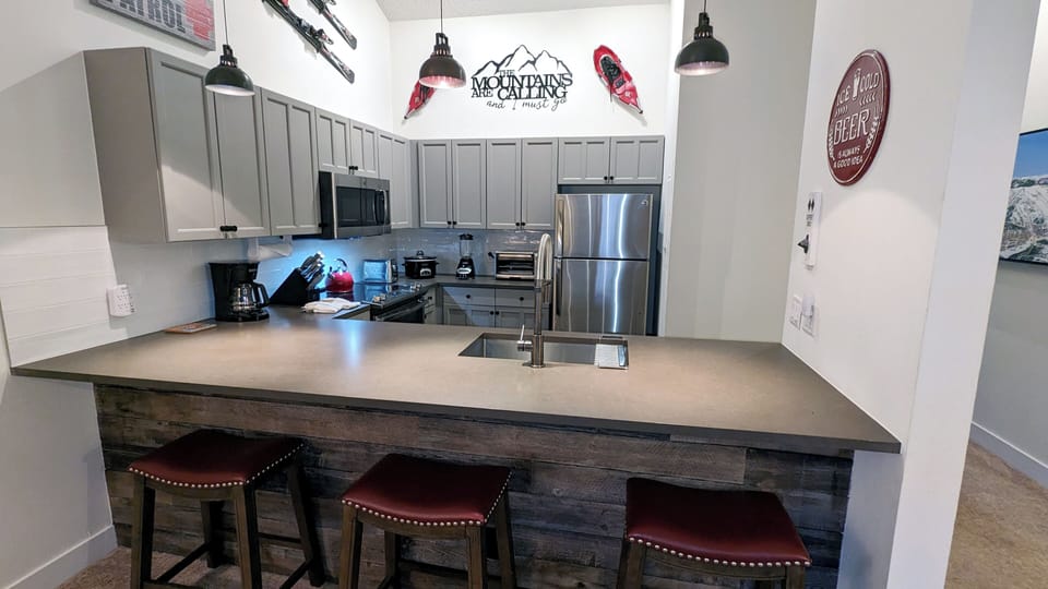 Beaver Creek West Condo N4 kitchen with breakfast bar