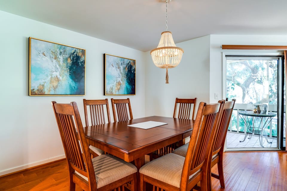 Access to outside screeened porch from the dining area.