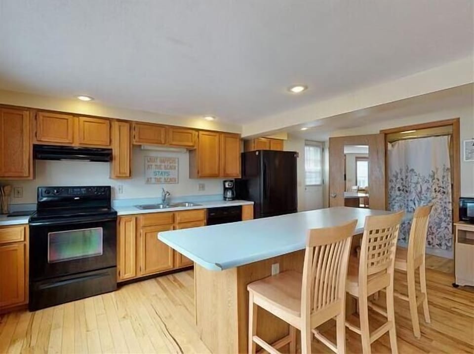 Oven | Microwave | Drip Coffee | Fridge | Island Seating