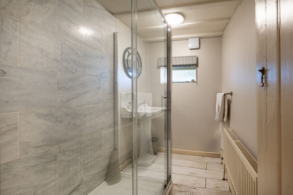 Ground floor: Modern shower room
