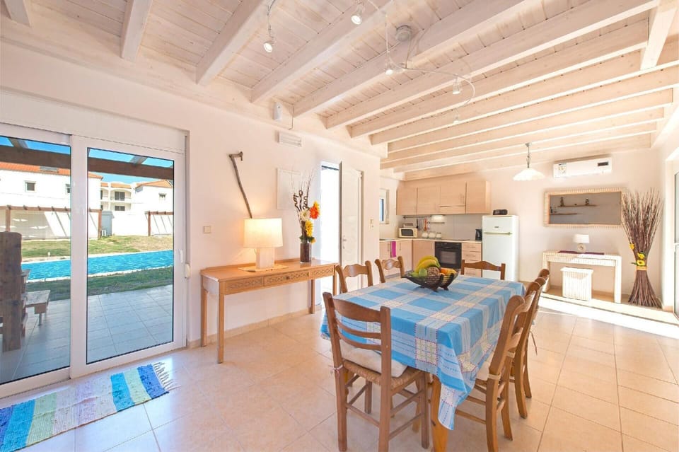 Dining area. Dining table