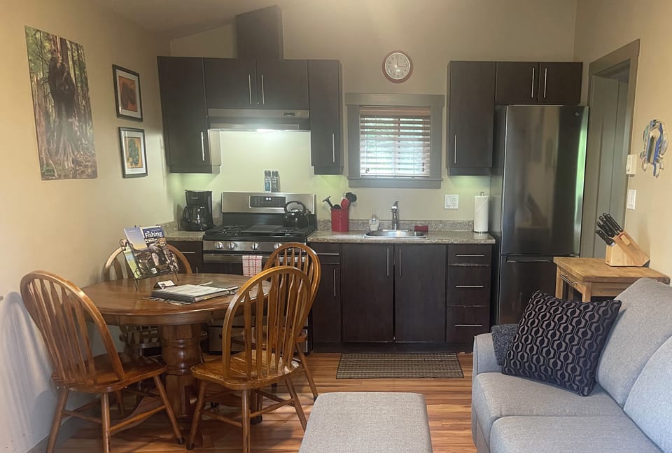 Fully equipped kitchen and dining area