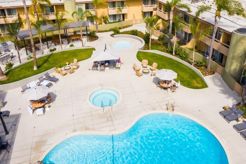 Pool/ Jacuzzi