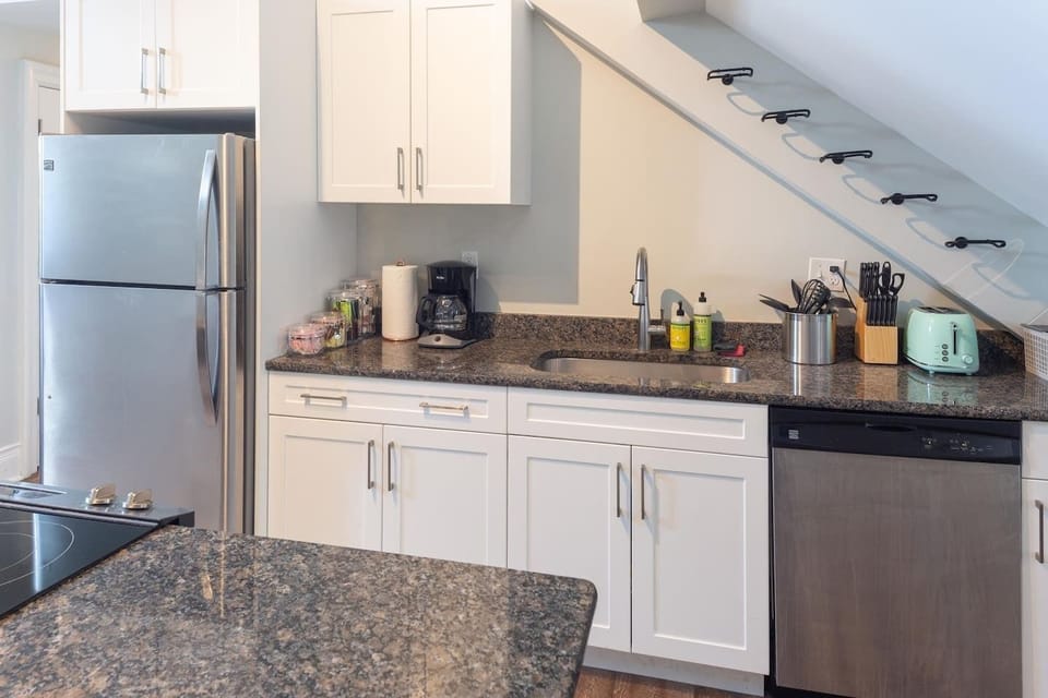 "A sparkly shiny clean well thought out space. Nicely stocked kitchen and plush beds. Rooftop deck a plus.  I really enjoyed my stay." - Malinda, 5 Star Review