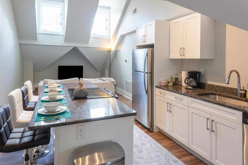 "ed. The kitchen came fully stocked with pots and pans, coffee, creamers and sugars, dishes, even salt and fresh ground pepper! The whole place had everything you’d need to feel like you’re home away from home." - Rachel, 5 Star Review
