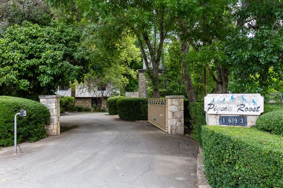 Private Entrance off of Hwy 39, 0.3 Miles to downtown Hunt, TX!