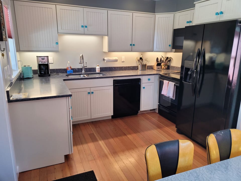 Full eat in kitchen