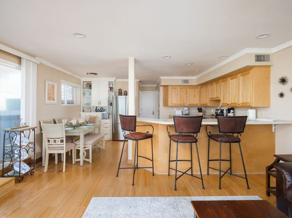 Open kitchen keeps the good vibes flowing.