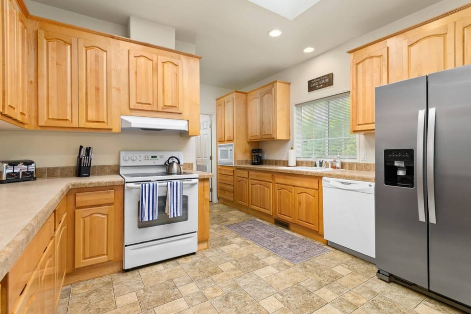 Cook delicious meals for breakfast, lunch, and dinner in this fully equipped kitchen. We suggest grabbing some seafood from a local market.