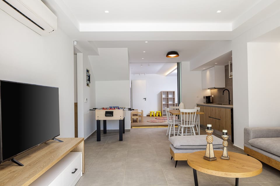 Autonomous apartment with private lounge and kitchenette.