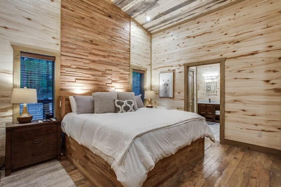 Rustic_Luxury_Cabins-Broken_Bow_Cabins-Rustic_Hollow-Master_Suite1