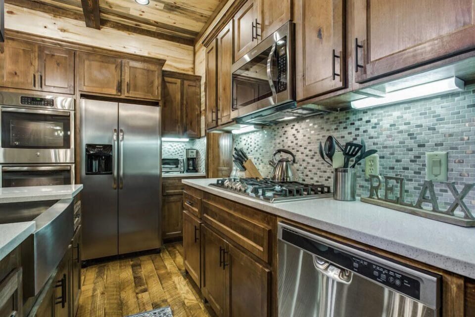 09-Rustic-Mountain-Lodge-Kitchen