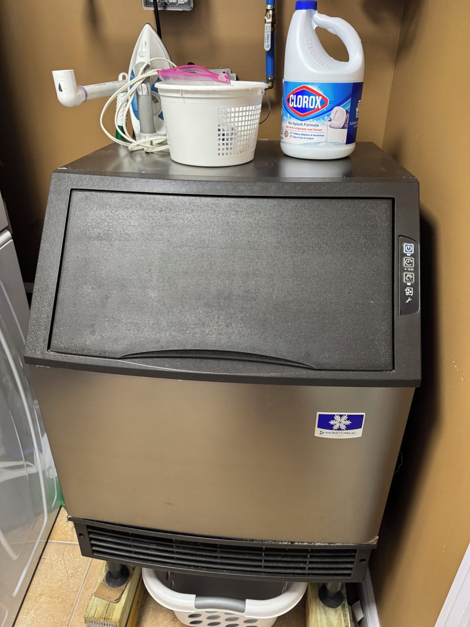 Large Commercial ICE machine inside of unit. Winning!
