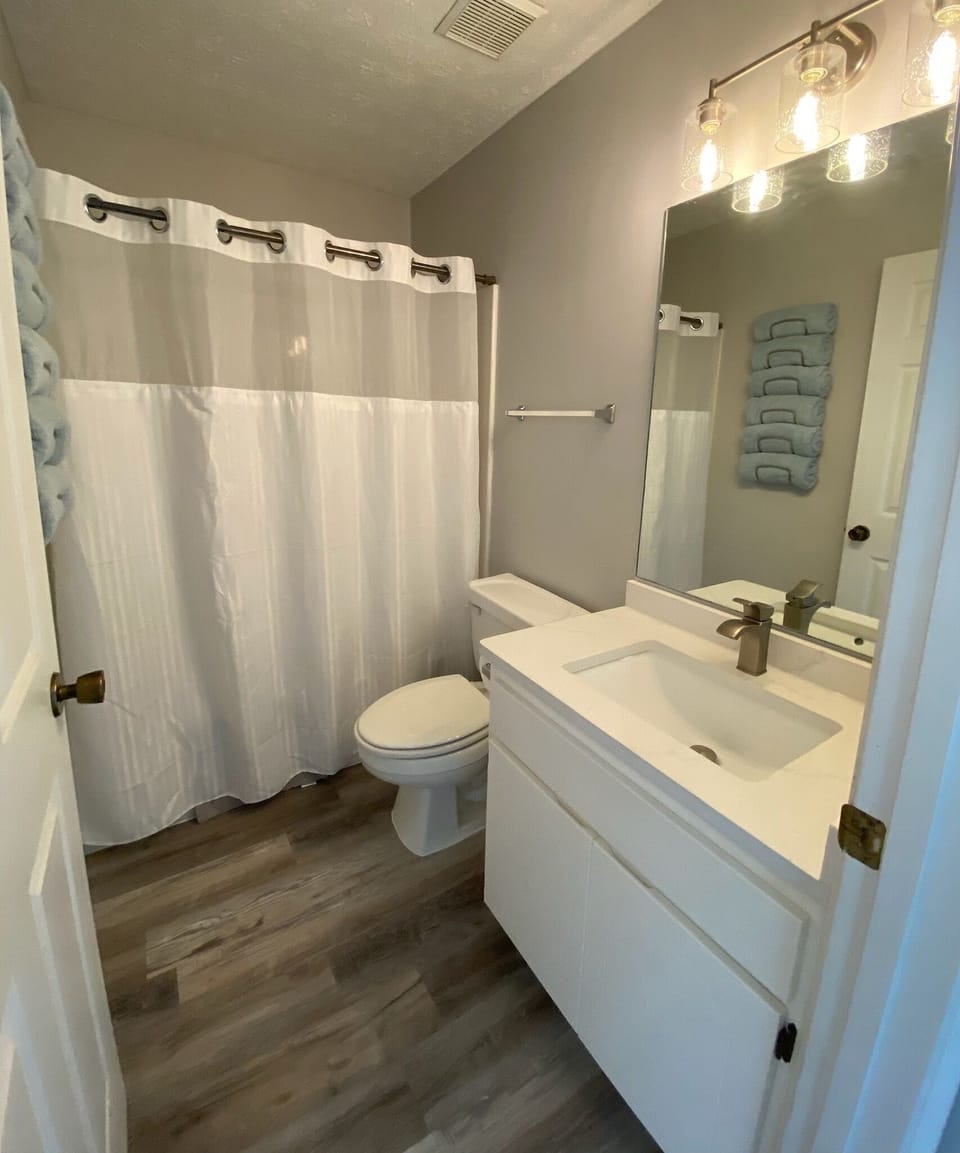 2nd Bathroom with Tub/Shower combination