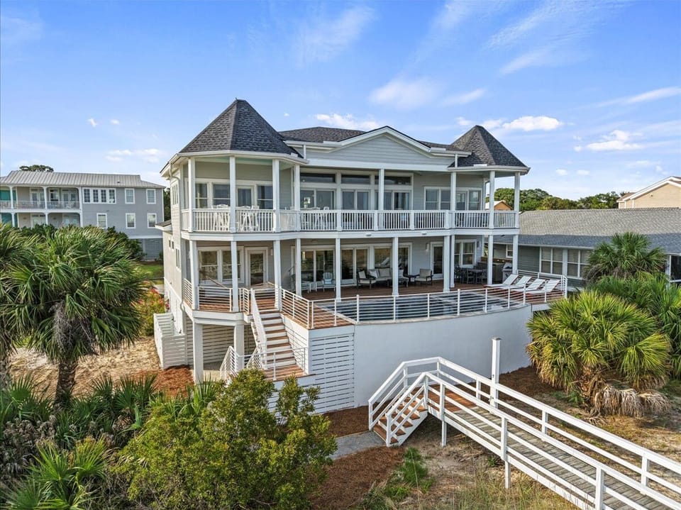 Beautiful Oceanfront 6 Bedroom House with a Pool
