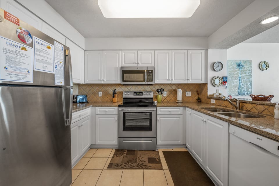 Fully equipped kitchen & plenty of counter space to help make meal prep a snap.