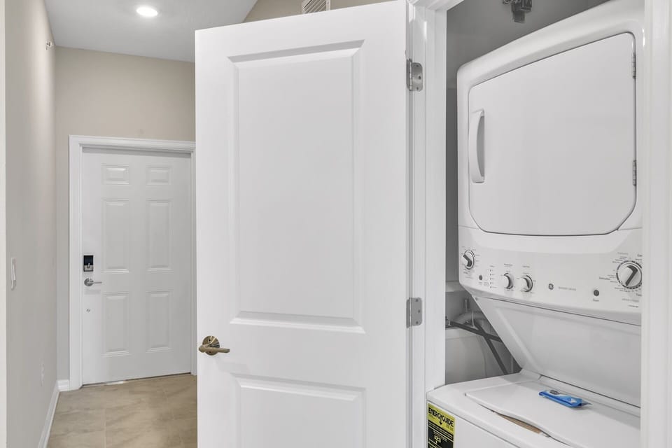 Entrance hall w/ laundry room (washer + dryer).