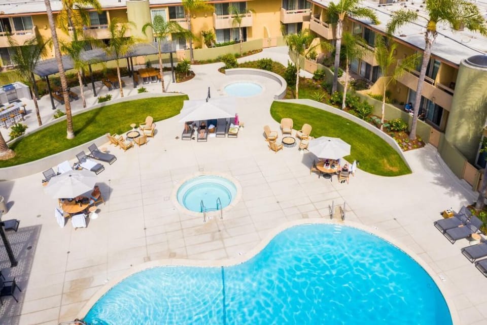Pool/ Jacuzzi