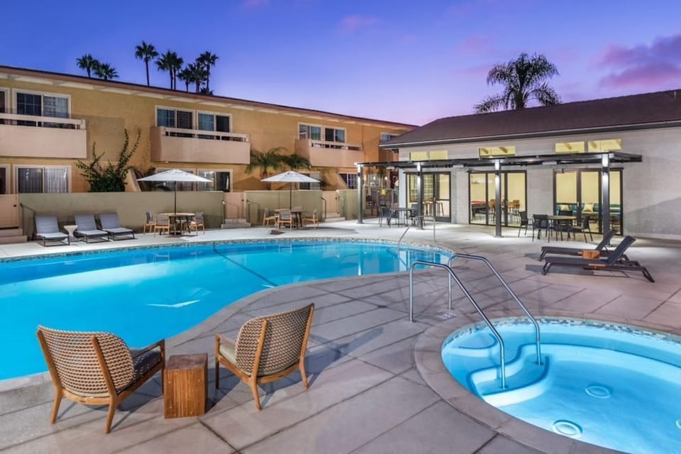 Pool/ Jacuzzi
