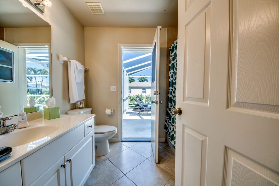 Guest Pool Bath