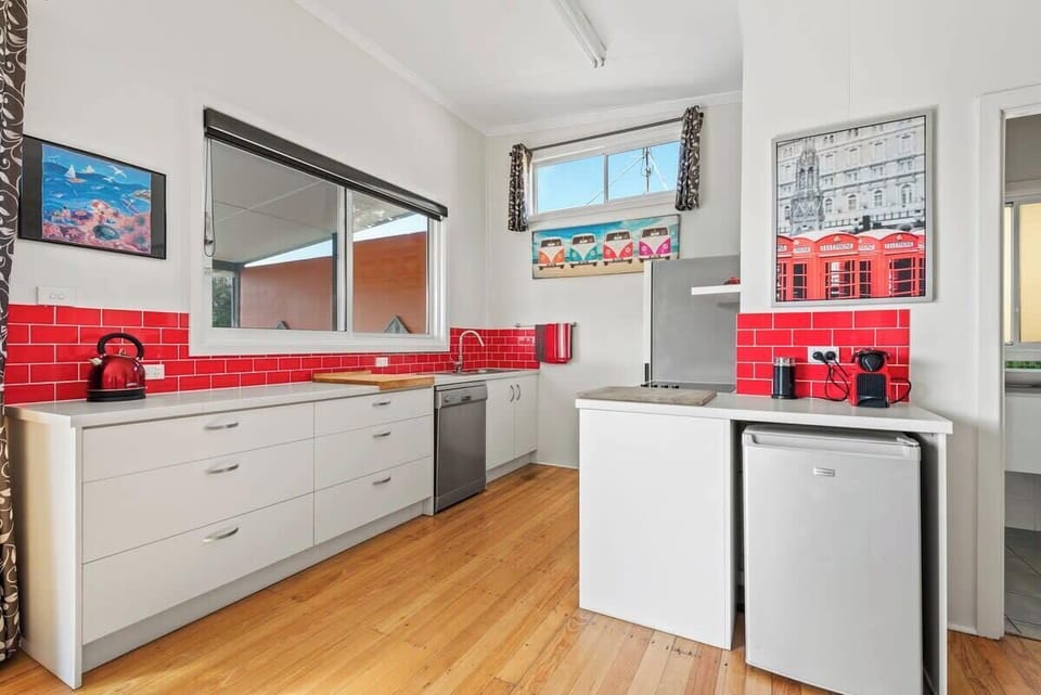 Fully equipped kitchen with electric cooking facilities & dishwasher!