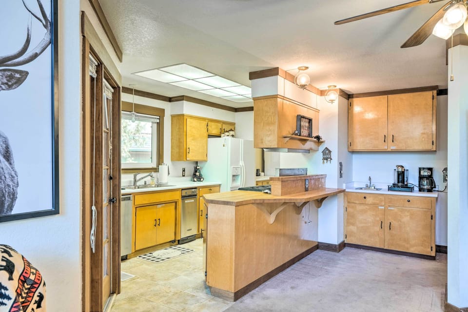 Kitchen | Fully Equipped | Keurig | Standard Drip Coffee Maker