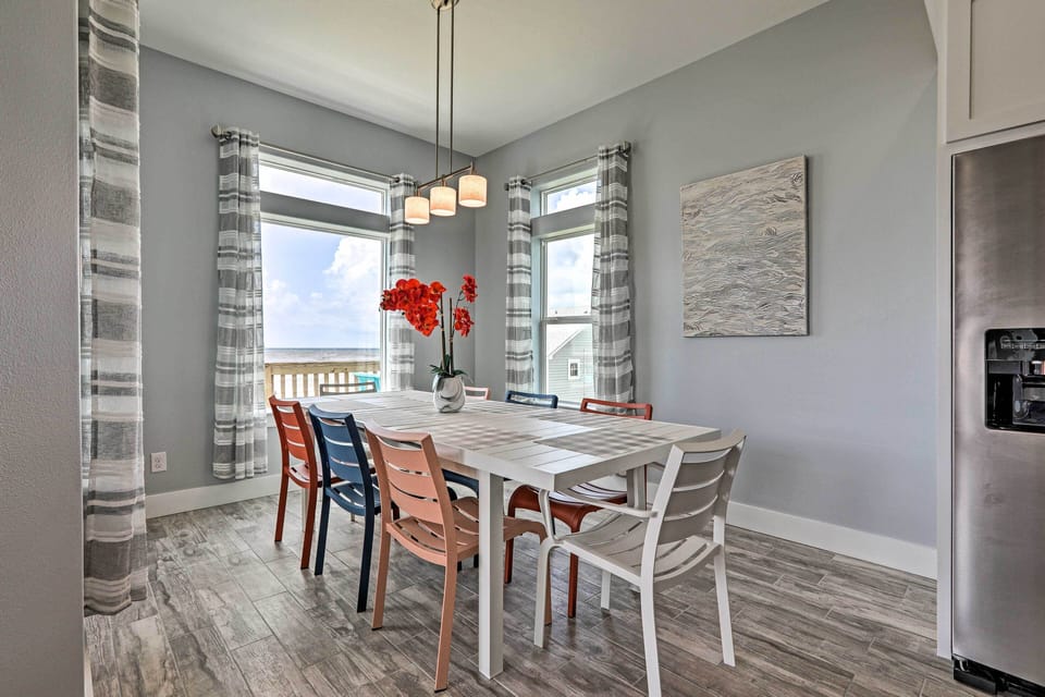 Dining Area | Dishware & Flatware Provided