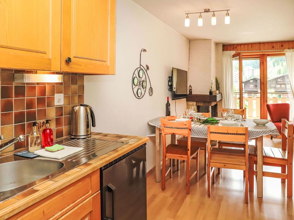 Cabinetry, Kitchen Sink, Countertop, Furniture, Property, Table, Sink, Kitchen Appliance, Chair, Kitchen