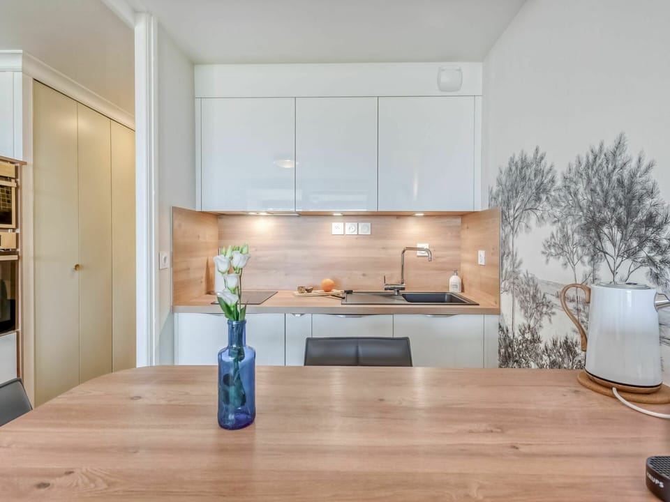 Table, Cabinetry, Furniture, Building, Wood, Plant, Interior Design, Architecture, Kitchen, Living Room