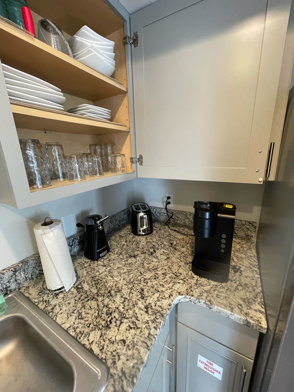 Kitchen appliances and dish ware 