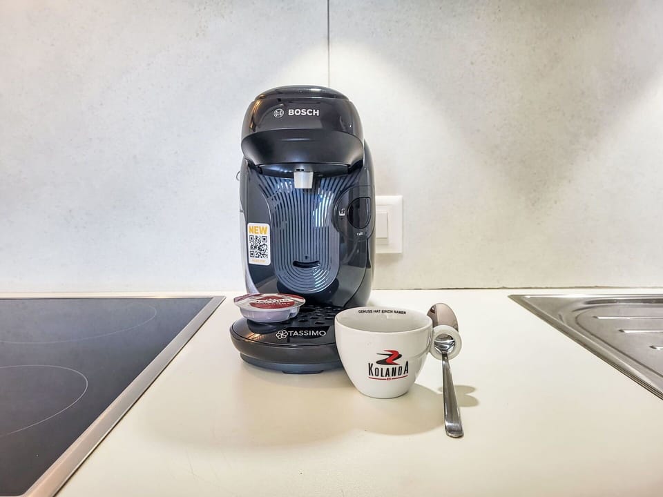 Kitchen Appliance, Small Appliance, Coffeemaker, Logo, Drip Coffee Maker, Home Appliance, Plastic, Design