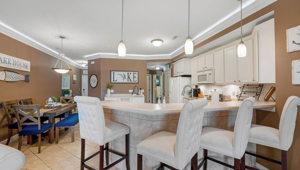 Kitchen & Dining