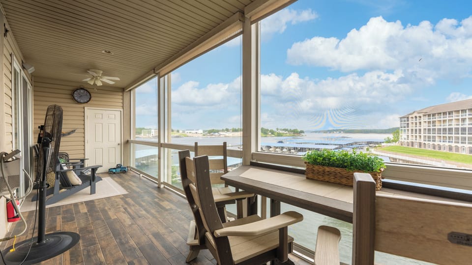 Screened in patio w/ sunset views!
