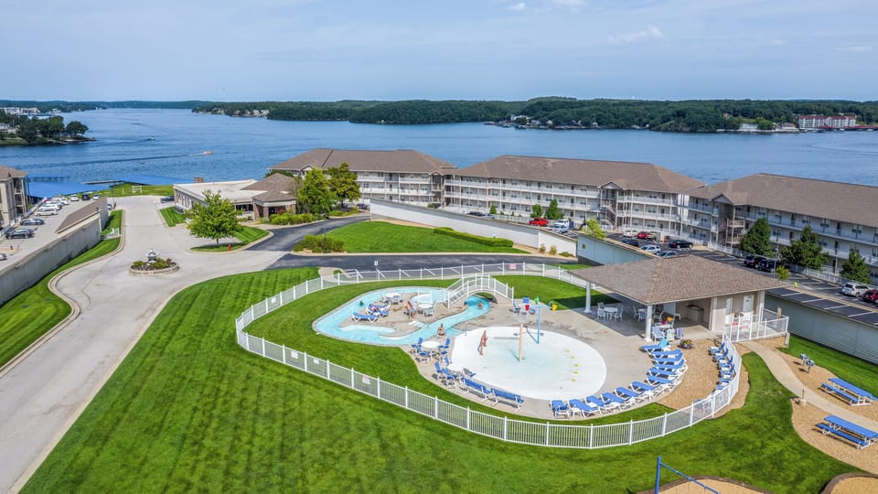 Kids pool, lazy river & splash pad