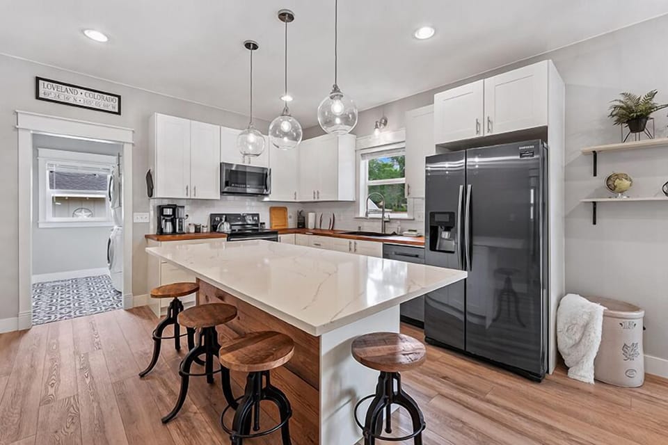 Kitchen Island | Seats 4