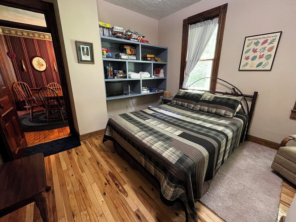 Elevation Vacation Rentals - 1st Floor Queen Bedroom (1)