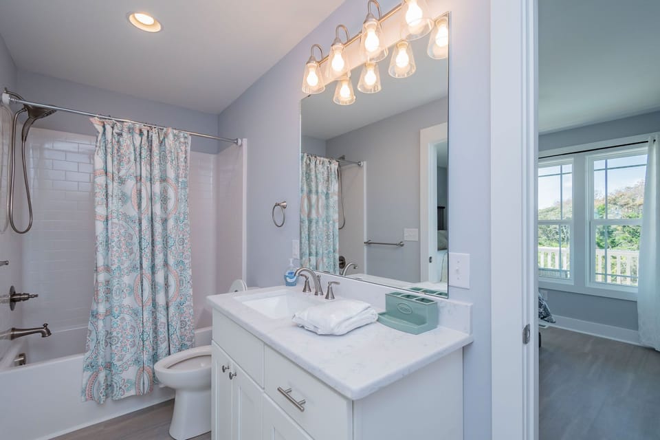 Jack & Jill Bath #2 - 1st Level West
