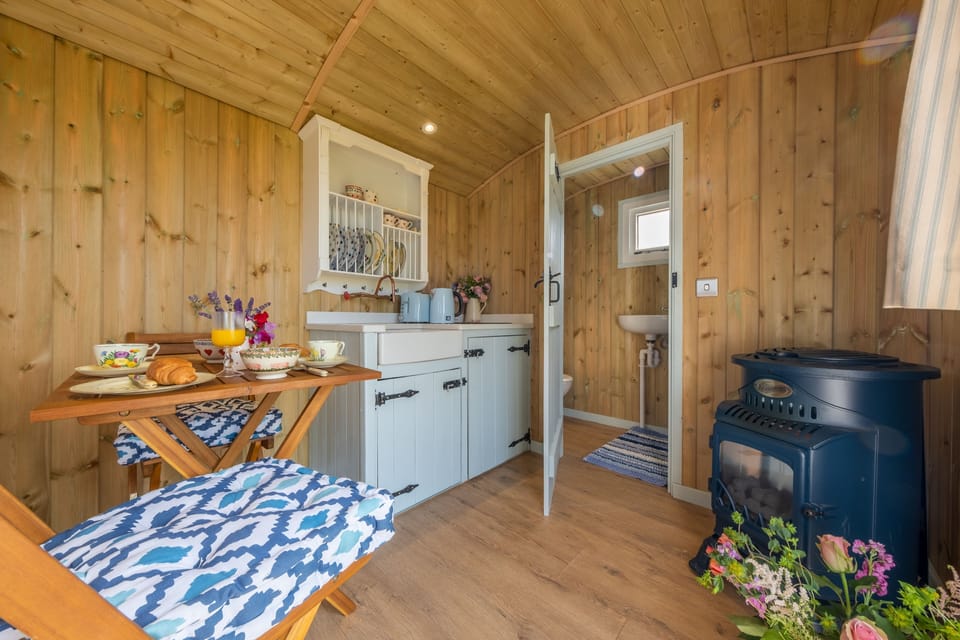 Glamping hut with kitchenette and wood-effect stove