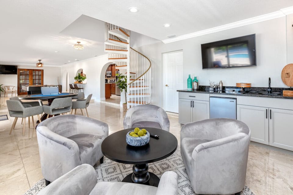Lounge area and wet bar