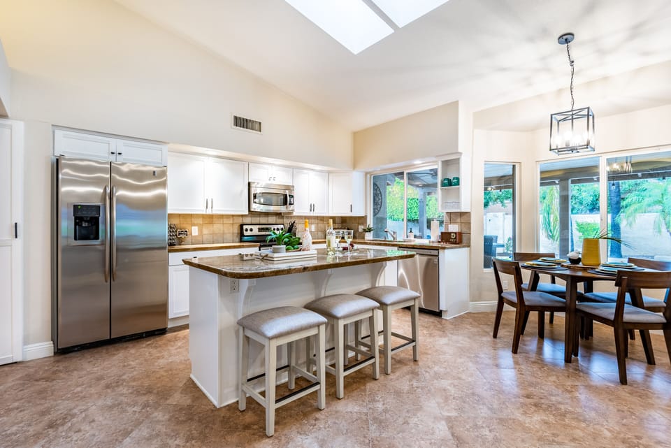 Fully equipped, well stocked open and bright kitchen and dining.