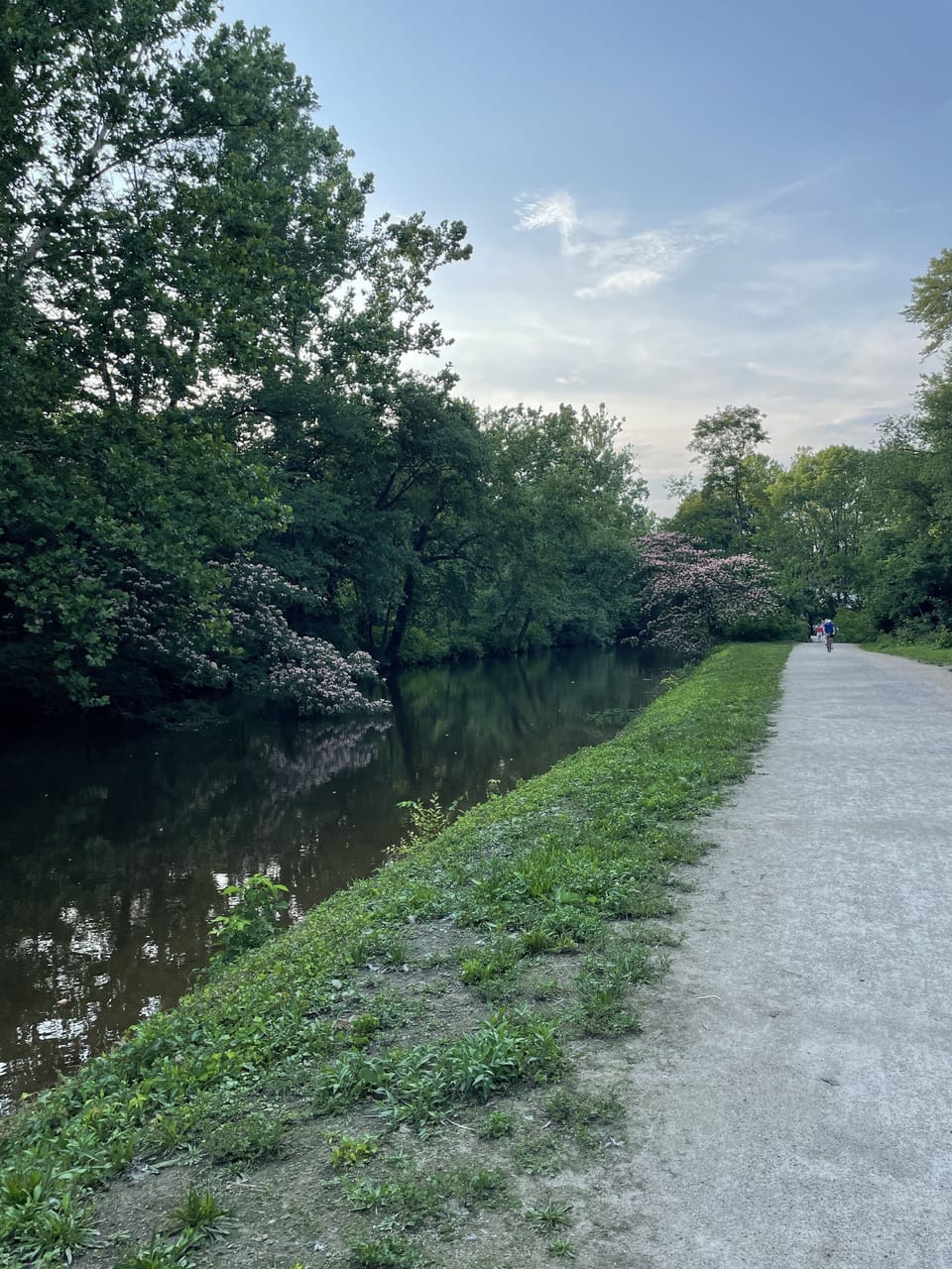 Tow path takes you to Delaware River for a stroll or swim by wingdam