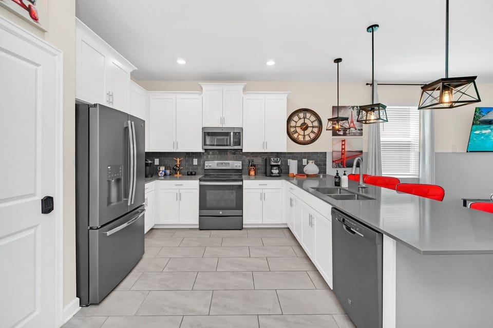 Full modern kitchen: double oven, dish washer, microwave, utensils equipped