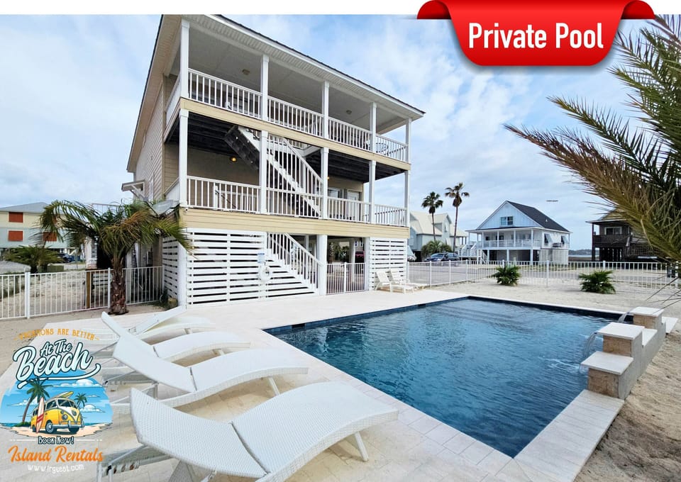 Private Pool. The Yacht Club, sleeps 20. Bring your boat.