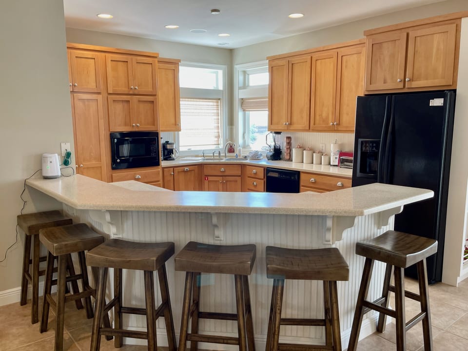 Kitchen. 6 seats at the bar. Private Pool. The Yacht Club, sleeps 20. Lagoon Pass Neighborhood. Bring your boat.
