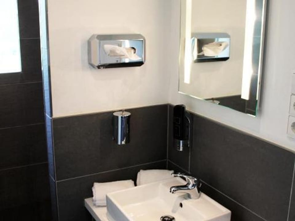 Doppelzimmer, Dusche, WC - Bestprice Hotel Bendorf House in Rhineland-Palatinate