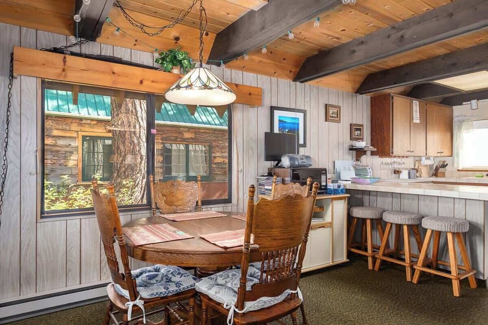 Dining Area plus Breakfast Bar 