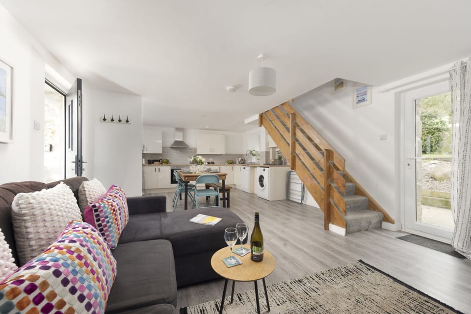 Living space leading into the dining and kitchen areas - Aval Dor Barn