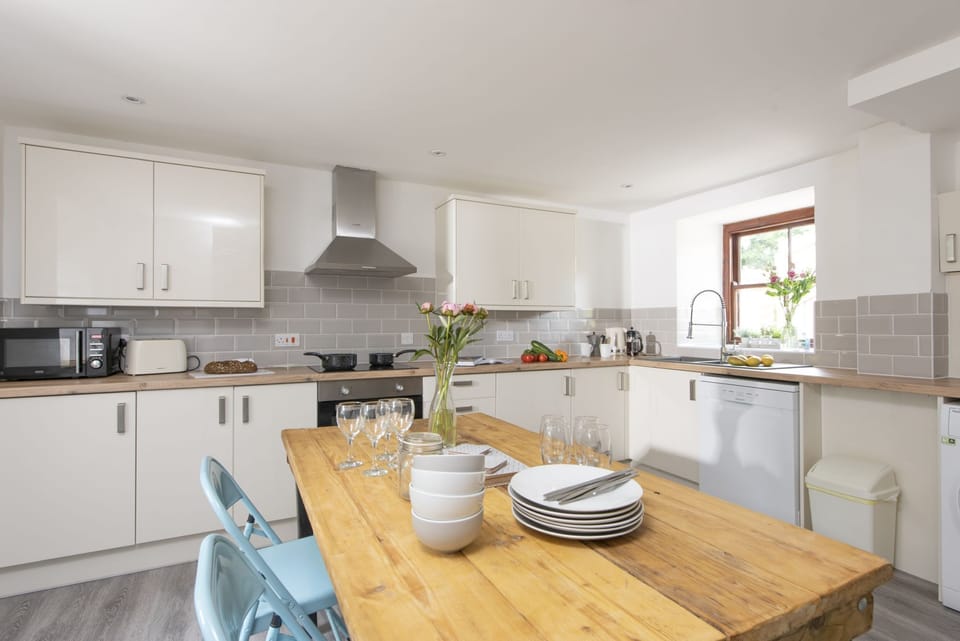 Dining Table, Dishwasher, Oven-Aval Dor Barn